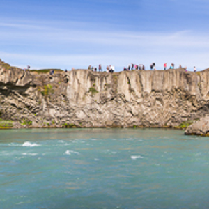 2012-07-31 - Panorama van alle toeristen bij de waterval<br/>Godafoss - IJsland<br/>Canon EOS 7D - 22 mm - f/8.0, 1/125 sec, ISO 100