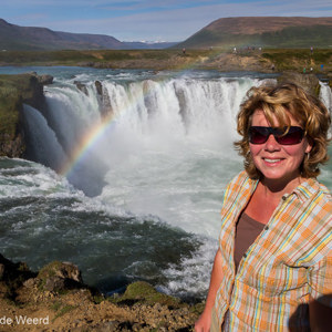 2012-07-31 - Carin, waterval en regenboog<br/>Godafoss - IJsland<br/>Canon EOS 7D - 16 mm - f/8.0, 1/640 sec, ISO 200