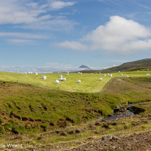 2012-07-31 - Overal werd gras gemaaid en in rollen gedaan<br/>Onderweg, ringweg noord - IJsland<br/>Canon EOS 7D - 24 mm - f/8.0, 1/400 sec, ISO 200