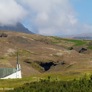 2012-08-01 - Modern kerkje in het woeste landschap<br/>Onderweg, ringweg noordwest - IJsland<br/>Canon EOS 7D - 100 mm - f/8.0, 1/640 sec, ISO 200