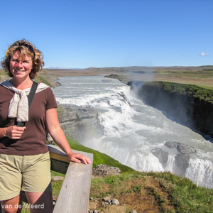 2012-08-02 - Carin voor de Gullfoss<br/>Gullfoss - IJsland<br/>Canon PowerShot SX1 IS - 5 mm - f/4.0, 1/800 sec, ISO 80
