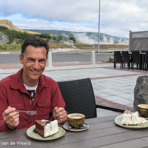 2012-08-03 - Lekker, een enorm stuk chocoladetaart<br/>Geysir - IJsland<br/>Canon PowerShot SX1 IS - 7.9 mm - f/4.0, 1/400 sec, ISO 80