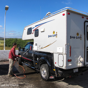 2012-08-03 - Voor we hem inleveren maken we camper weer mooi schoon<br/>Pompstation onderweg naar Keflav - Kevlavik - IJsland<br/>Canon PowerShot SX1 IS - 5 mm - f/4.0, 1/800 sec, ISO 80