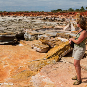 2011-07-12 - Carin bekijkt de onwerkelijk gekleurde rotsen<br/>Gantheaume point - Broome - Australië<br/>Canon EOS 7D - 24 mm - f/11.0, 1/250 sec, ISO 200