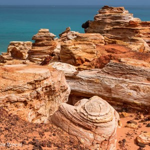 2011-07-12 - De rode rotsen steken mooi af tegen de blauwe zee<br/>Gantheaume point - Broome - Australië<br/>Canon EOS 7D - 35 mm - f/8.0, 1/400 sec, ISO 200