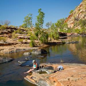 2011-07-14 - Even genieten in de zon en de voeten in het water<br/>Bell Gorge - King Leopold Range Conservation  - Australië<br/>Canon EOS 7D - 24 mm - f/8.0, 1/80 sec, ISO 100