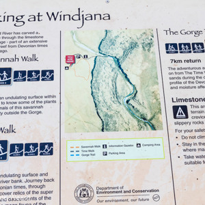 2011-07-15 - Informatiebord van het Windjana Gorge Park<br/>Windjana Gorge - Windjana Gorge National Park - Australië<br/>Canon EOS 7D - 32 mm - f/8.0, 1/80 sec, ISO 200
