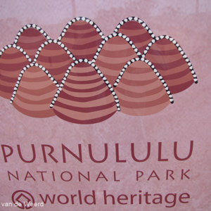 2011-07-18 - Mooi logo van het nationale park<br/>Pernululu National Park (Bungle  - Australië<br/>Canon PowerShot SX1 IS - 5 mm - f/3.2, 1/60 sec, ISO 80