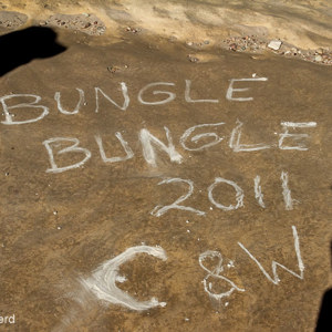 2011-07-19 - Uiteraard wel eco-vriendelijk, met kalksteen<br/>Piccaninny Creek en Gorge - Pernululu National Park (Bungle  - Australië<br/>Canon EOS 7D - 24 mm - f/11.0, 1/320 sec, ISO 200