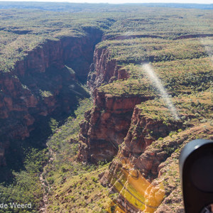 2011-07-20 - Verrassend, ineens een grote gorge<br/>In helicopter boven de rotsen - Pernululu National Park (Bungle  - Australië<br/>Canon EOS 7D - 24 mm - f/5.0, 1/80 sec, ISO 100