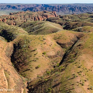 2011-07-20 - Dit deel is dan weer heel heuvelachtig<br/>In helicopter boven de rotsen - Pernululu National Park (Bungle  - Australië<br/>Canon EOS 7D - 24 mm - f/5.0, 1/320 sec, ISO 100