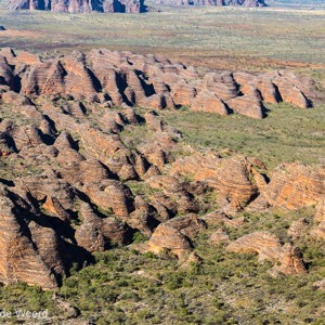 2011-07-20 - De rotsen blijken vrij plat te zijn<br/>In helicopter boven de rotsen - Pernululu National Park (Bungle  - Australië<br/>Canon EOS 7D - 32 mm - f/5.0, 1/640 sec, ISO 200