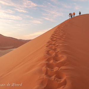 2007-08-11 - Duin 45 beklimmen valt niet mee<br/>Sossusvlei - Duin 45 - Sesriem - Namibie<br/>Canon EOS 30D - 17 mm - f/6.3, 1/15 sec, ISO 800