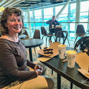 2024-04-24 - Carin op Schiphol, met onze tradiotionele cappuccino met wat lek<br/>Schiphol - Amsterdam - Nederland<br/>SM-G981B - 5.4 mm - f/1.8, 0.02 sec, ISO 100