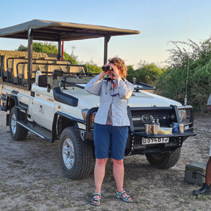 2024-04-27 - Koffie-pauze, met onze gids-chauffeur<br/>Chobe NP - Muchenje - Botswana<br/>SM-G981B - 5.4 mm - f/1.8, 1/560 sec, ISO 50