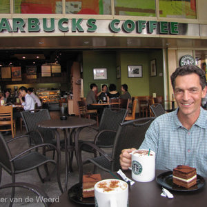 2009-08-27 - Een westerse bak koffie met lekkers<br/>Kuala Lumpur - Maleisië<br/>Canon PowerShot SX1 IS - 5 mm - f/2.8, 1/60 sec, ISO 100