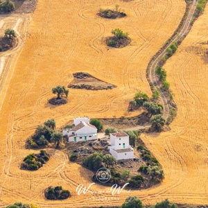 2023-05-02 - Huisjes in het midden van het landbouw-veld<br/>Villanueva de la Concepción - Spanje<br/>Canon EOS R5 - 248 mm - f/7.1, 1/320 sec, ISO 200
