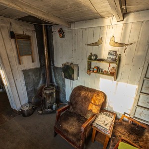 2023-09-18 - Lekker warm vachtje op de stoel<br/>Hoelsbu (hut) - Groenland<br/>Canon EOS R6m2 - 14 mm - f/8.0, 1/125 sec, ISO 1600