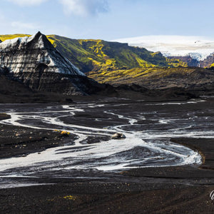 2023-09-09 - Het smeltwater maakt mooie patronen in het zwarte zand<br/>Katla ijsgrot - Vík - IJsland<br/>Canon EOS R5 - 56 mm - f/11.0, 1/250 sec, ISO 400