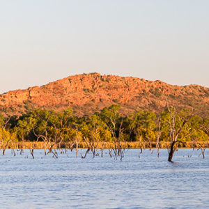 2011-07-22 - De liggende reus (de berg in de achtergrond)<br/>Kimberley Holiday Park - Kununurra - Australië<br/>Canon EOS 7D - 105 mm - f/8.0, 0.01 sec, ISO 200