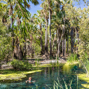 2011-07-26 - Carin geniet van het bronwater van 33 graden<br/>Bitter Springs - Elsey National Park - Australie<br/>Canon EOS 7D - 24 mm - f/8.0, 1/160 sec, ISO 200