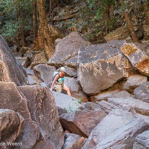 2011-08-01 - Scrambling over uneven boulders<br/>Jim Jim Falls - Kakadu National Park - Australië<br/>Canon EOS 7D - 24 mm - f/4.0, 1/30 sec, ISO 400