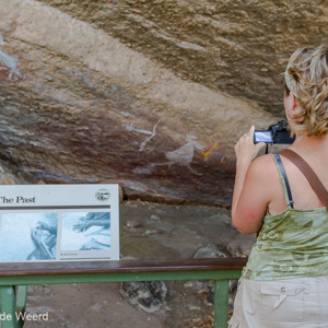 2011-08-02 - Revisiting the past - wat een toepasselijk bord<br/>Anbangbang Rockshelter - Kakadu National Park - Australië<br/>Canon EOS 7D - 24 mm - f/4.0, 0.04 sec, ISO 800