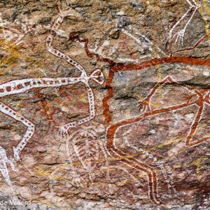 2011-08-02 - Aboriginal rotskunst:  dansende poppetjes<br/>Anbangbang Rockshelter - Kakadu National Park - Australië<br/>Canon EOS 7D - 60 mm - f/4.0, 0.05 sec, ISO 400