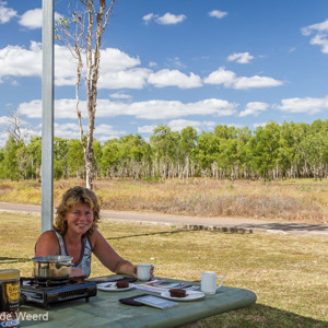 2011-08-04 - Tijd voor koffie met mudcake<br/>Parkeerplaats bij East Alligator - Kakadu National Park - Australië<br/>Canon EOS 7D - 24 mm - f/8.0, 1/160 sec, ISO 200