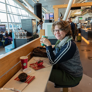 2018-11-17 - Traditie bij de start van onze vakantie: koffie met een chocolad<br/>Schiphol - Amsterdam - Nederland<br/>Canon EOS 5D Mark III - 24 mm - f/5.6, 1/15 sec, ISO 800