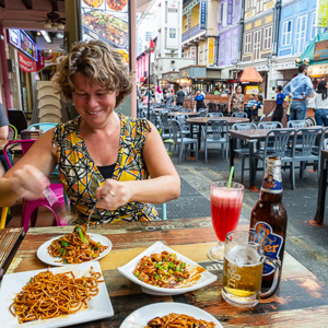 2018-11-18 - Hier worden we vrolijk van, zelfs met jetlag<br/>Chinatown - Singapore - Singapore<br/>Canon EOS 5D Mark III - 24 mm - f/8.0, 1/13 sec, ISO 400