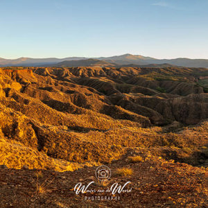 2023-04-26 - Door het late zonlicht werd alles prachtig warm rood en geel<br/>Mirador del Fin del Mundo - Beas de Guadix - Spanje<br/>Canon EOS R5 - 24 mm - f/8.0, 1/80 sec, ISO 400