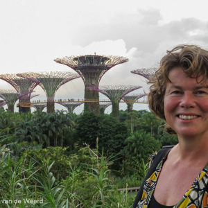 2018-11-18 - Carin vóór de suptertrees<br/>Gardens by the Bay - Supertrees<br/>Canon PowerShot SX60 HS - 8.3 mm - f/4.5, 1/60 sec, ISO 100