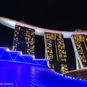 2018-11-18 - Blauwe golf<br/>Marina Bay Sands hotel - Singapore - Singapore<br/>Canon EOS 5D Mark III - 16 mm - f/3.5, 0.2 sec, ISO 1600