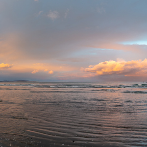 2018-11-20 - Zonsondergang met mooie kleuren<br/>Strand bij camping - Orewa - Nieuw-Zeeland<br/>Canon EOS 5D Mark III - 24 mm - f/5.6, 1/15 sec, ISO 200