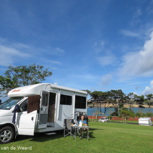 2018-11-21 - Ontbijten in de zon, wat een weelde na alle regen<br/>Camping - Opononi - Nieuw-Zeeland<br/>Canon PowerShot SX60 HS - 3.8 mm - f/4.5, 1/1000 sec, ISO 100