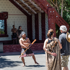 2018-11-22 - Onze westerse woordvoerder begroet de Maori<br/>Waitangi treaty grounds - Waitangi - Nieuw-Zeeland<br/>Canon EOS 5D Mark III - 70 mm - f/4.5, 1/160 sec, ISO 200