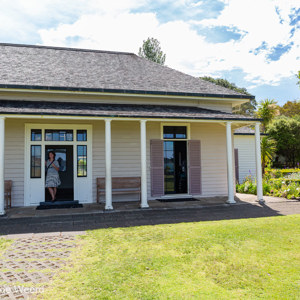 2018-11-22 - Carin in de Treaty House<br/>Waitangi treaty grounds - Waitangi - Nieuw-Zeeland<br/>Canon EOS 5D Mark III - 24 mm - f/8.0, 1/80 sec, ISO 200