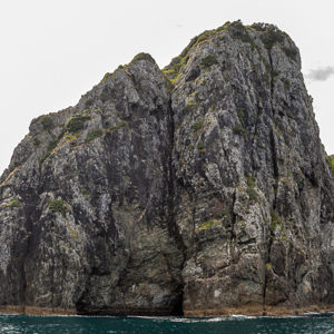 2018-11-23 - Hoel in the Rock - we gaan erdoorheen varen<br/>Bay of Islands - Paihia - Nieuw-Zeeland<br/>Canon EOS 5D Mark III - 24 mm - f/8.0, 1/40 sec, ISO 200