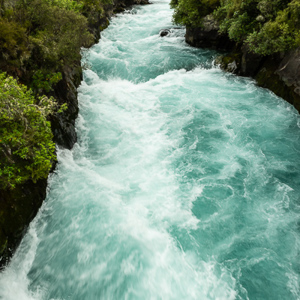 2018-11-27 - Meer dan 220.000 liter water per seconde!<br/>Huka Falls - Rotorua - Nieuw-Zeeland<br/>Canon EOS 5D Mark III - 24 mm - f/11.0, 1/40 sec, ISO 200