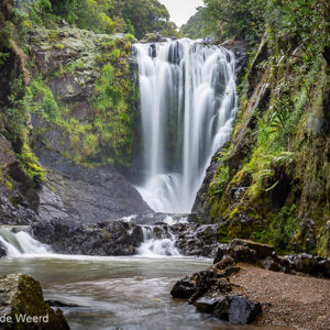 2018-11-24 - Ondanks (of juist dankzij) de regen wel een mooie waterval<br/>Piroa Falls - Waipoua - Nieuw-Zeeland<br/>Canon EOS 5D Mark III - 40 mm - f/22.0, 0.6 sec, ISO 100