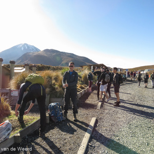 2018-11-28 - Zonnige start van de Tongariro Alpine Crossing<br/>Tongariro Alpine Crossing - Tongariro National Park - Nieuw-Zeeland<br/>Canon PowerShot SX60 HS - 3.8 mm - f/4.0, 1/500 sec, ISO 100