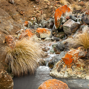 2018-11-29 - Oranje algen geven de rotsen kleur<br/>Tongariro Alpine Crossing - Tongariro National Park - Nieuw-Zeeland<br/>Canon EOS 5D Mark III - 51 mm - f/16.0, 1/15 sec, ISO 200