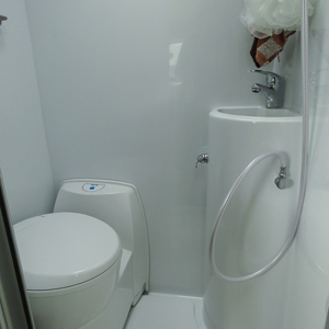 2018-12-13 - Binnenkant van onze camper - de wc en douche<br/>Ergens op een camping - Nieuw-Zeeland<br/>Canon PowerShot SX60 HS - 3.8 mm - f/3.4, 1/30 sec, ISO 160