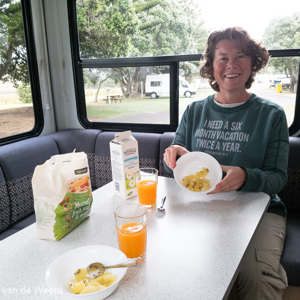 2018-11-21 - Ontbijt met muesli en.... kiwi :-)<br/>Strand bij camping - Orewa - Nieuw-Zeeland<br/>SM-G935F - 4.2 mm - f/1.7, 0.02 sec, ISO 200