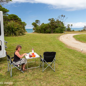 2018-12-02 - Onze campingplek - heerlijk rustig en vlak bij zee<br/>Camping - Totaranui (Abel Tasman NP) - Nieuw-Zeeland<br/>Canon EOS 5D Mark III - 24 mm - f/11.0, 1/80 sec, ISO 200
