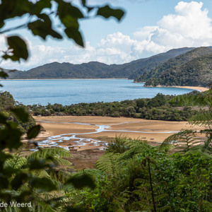 2018-12-02 - Uitzicht op onze camping vanaf het wandelpad<br/>Abel Tasman NP coast track north - Totaranui (Abel Tasman NP) - Nieuw-Zeeland<br/>Canon EOS 5D Mark III - 70 mm - f/11.0, 1/80 sec, ISO 200