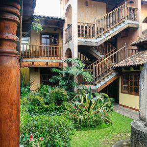 2008-07-19 - Patio-tuin van het hotel<br/>Hotel Casavieja - San Cristobal de las Casas - Mexico<br/>Canon EOS 30D - 17 mm - f/8.0, 1/60 sec, ISO 400