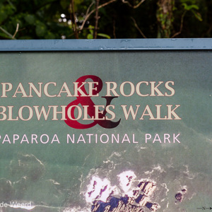 2018-12-05 - Twee attracties in één: blow-holes en pancake rocks<br/>Pancake Rocks - Punakaiki - Nieuw-Zeeland<br/>Canon EOS 5D Mark III - 70 mm - f/8.0, 1/15 sec, ISO 200