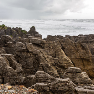 2018-12-05 - Bijzondere horizontale laagjes in de rotsen<br/>Pancake Rocks - Punakaiki - Nieuw-Zeeland<br/>Canon EOS 5D Mark III - 33 mm - f/8.0, 1/40 sec, ISO 200
